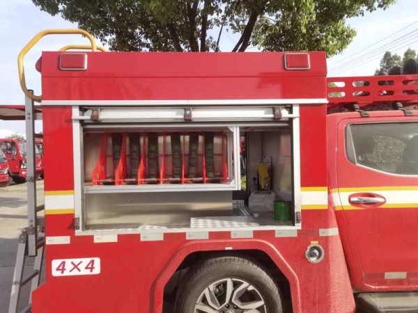 東風銳騏雙排四驅器材消防車(4×4)